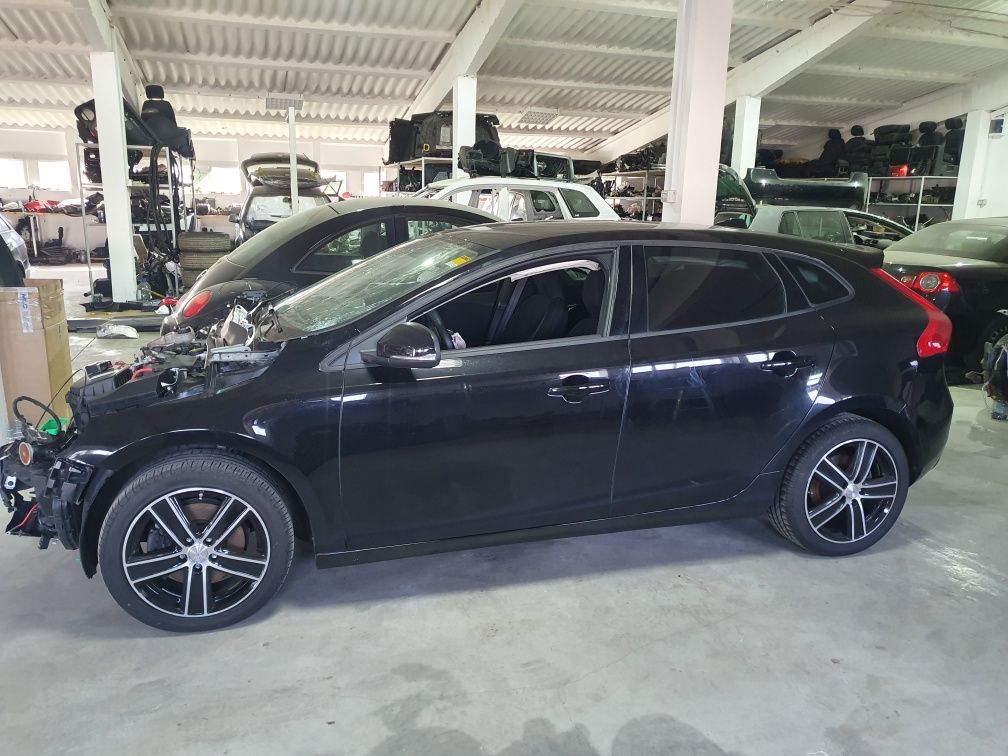 Dezmembrez vand Volvo V40 T3 , 2017 , euro 6 , 61000 km , 2.0 benzina