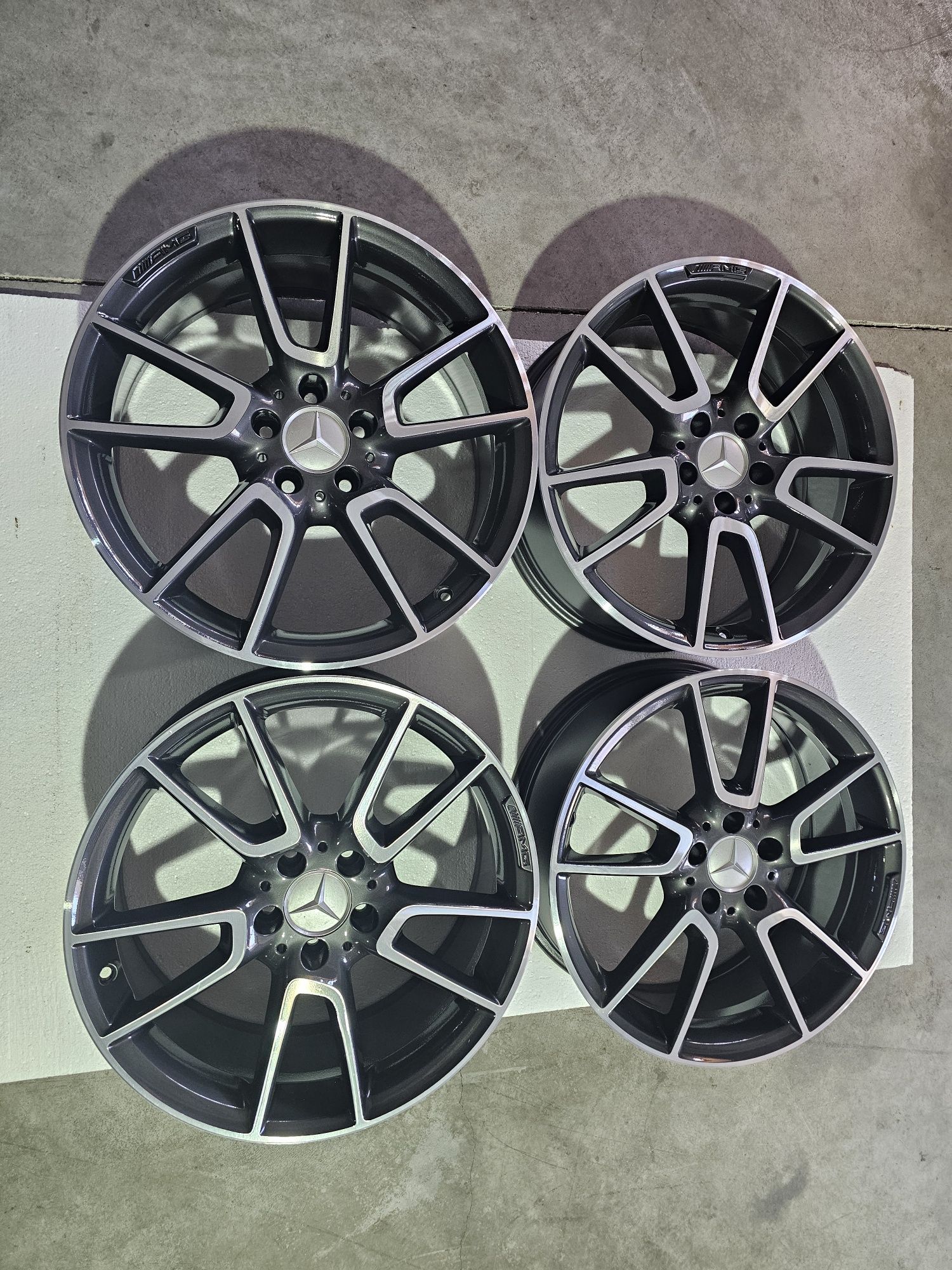Jante Mercedes  AMG W205 două lățimi 19 " A205 401 65 00  , A205 401 49 00 , față  7,5Jx19H2  ET 33 și spate 8,5Jx19H2 ET 52  , Ronal German