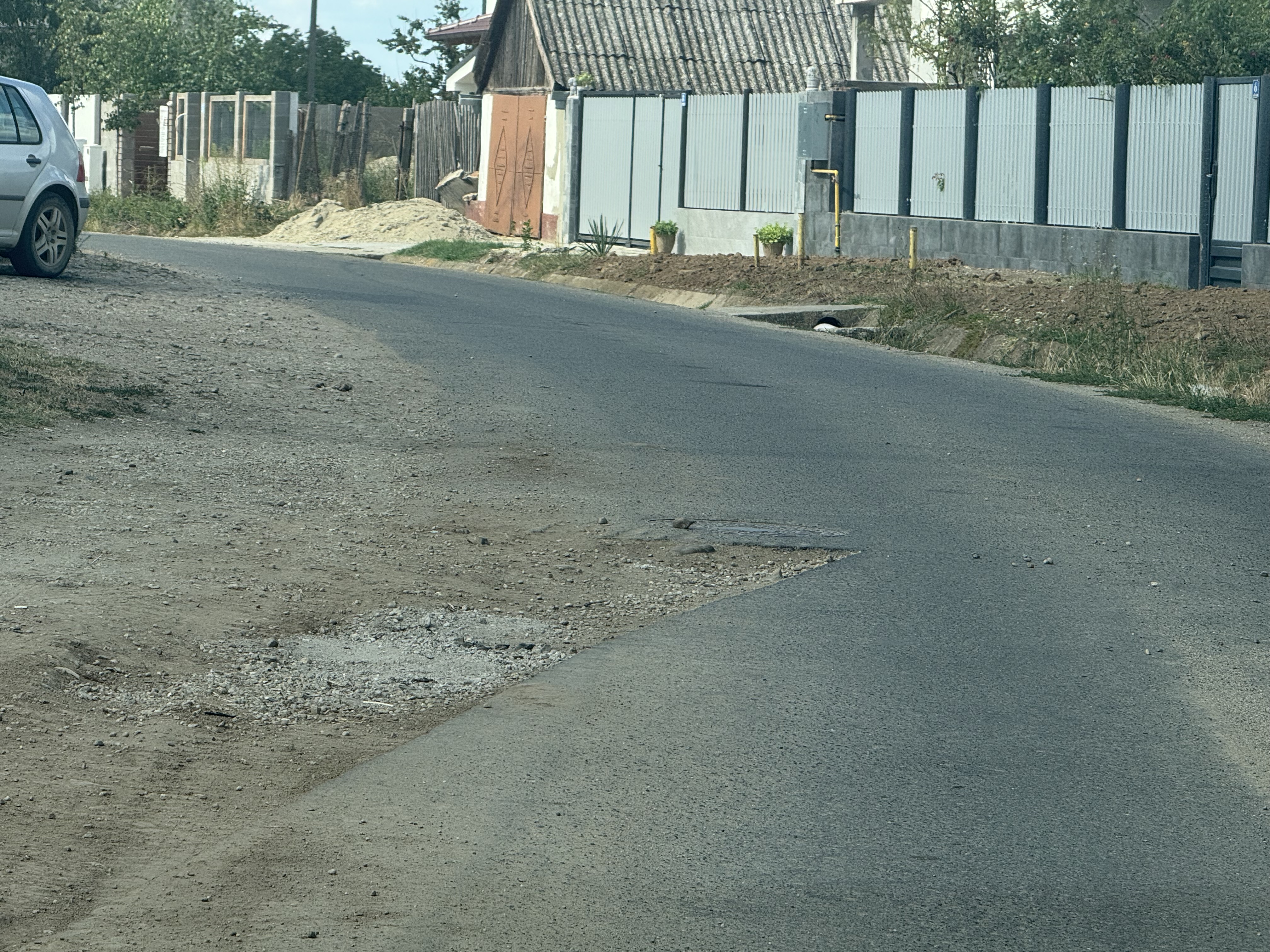 Asfalt nereparat după lucrările firmei Leko Construct